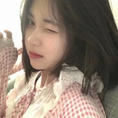 她背后的那双手